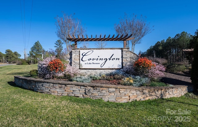 community / neighborhood sign with a yard