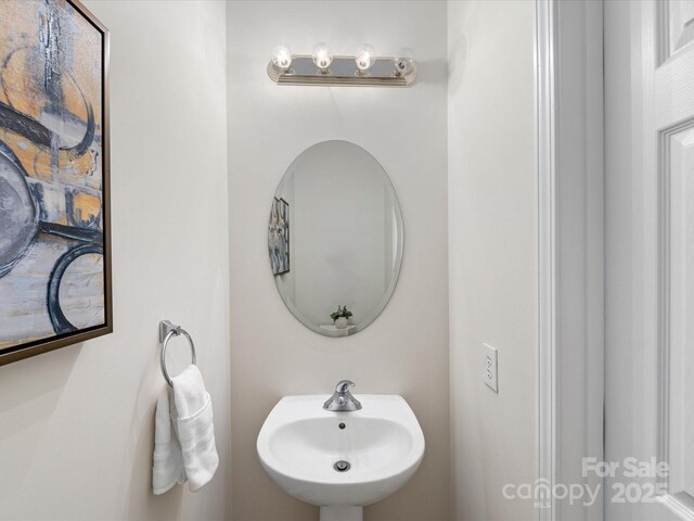 bathroom featuring a sink