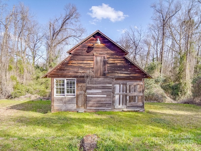 view of barn with a yard