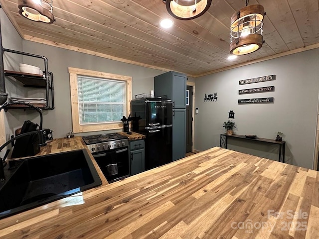 kitchen with wood ceiling, a sink, freestanding refrigerator, and stainless steel electric stove