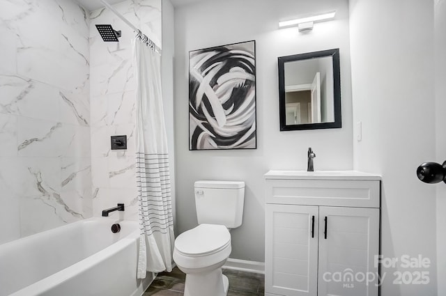 full bath with baseboards, shower / tub combo with curtain, vanity, and toilet