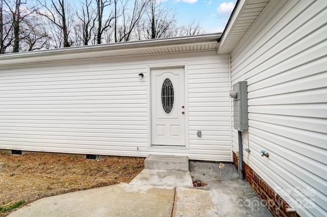 entrance to property with crawl space