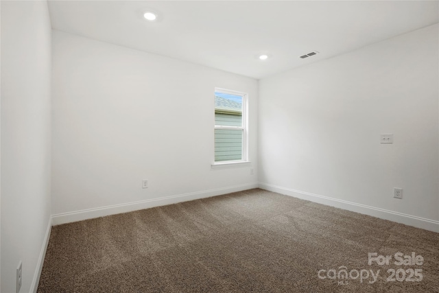 carpeted empty room featuring recessed lighting, visible vents, and baseboards