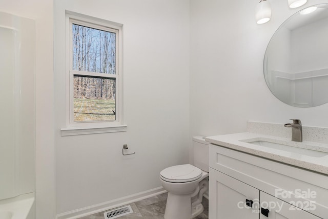 full bathroom with baseboards, visible vents, toilet, a bathing tub, and vanity