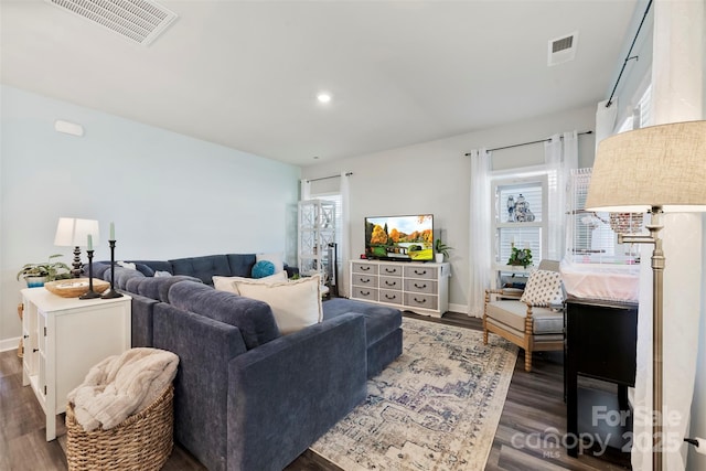 living room featuring recessed lighting, visible vents, baseboards, and wood finished floors