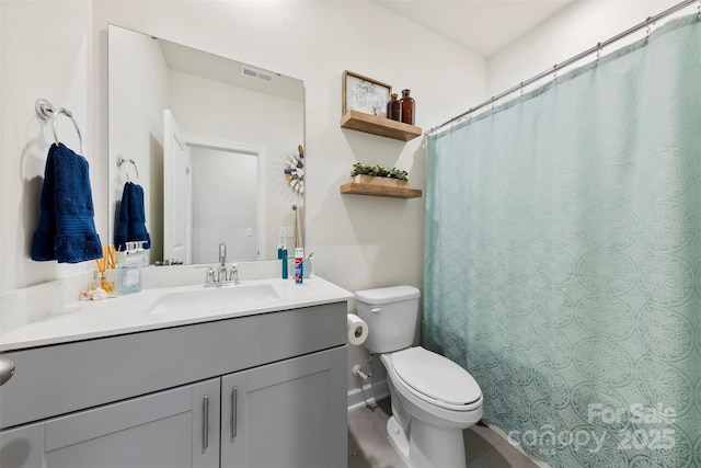 full bathroom with toilet, a shower with curtain, baseboards, and vanity