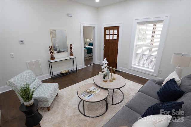 living room featuring dark wood finished floors, visible vents, recessed lighting, and baseboards