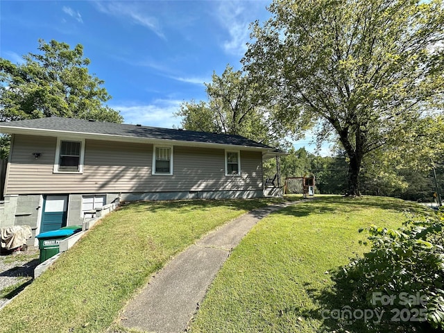 view of front of home featuring a front yard