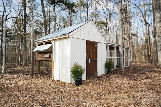 view of outdoor structure featuring an outbuilding