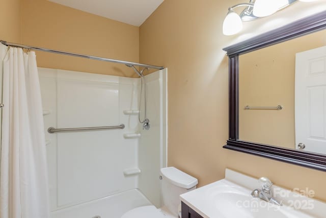 bathroom featuring a shower with curtain, vanity, and toilet