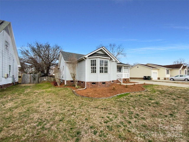 view of front of property featuring crawl space, fence, and a front yard