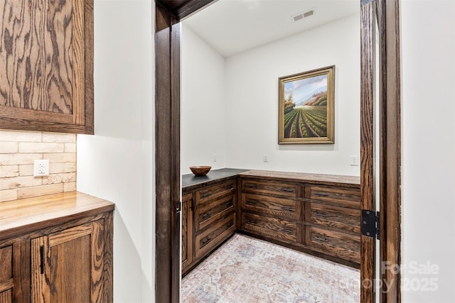 13124 Lemmond Dr, Matthews, NC 28105 - bar featuring decorative backsplash