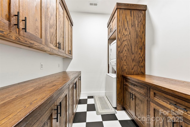 13124 Lemmond Dr, Matthews, NC 28105 - bar featuring stacked washing machine and dryer and dark flooring