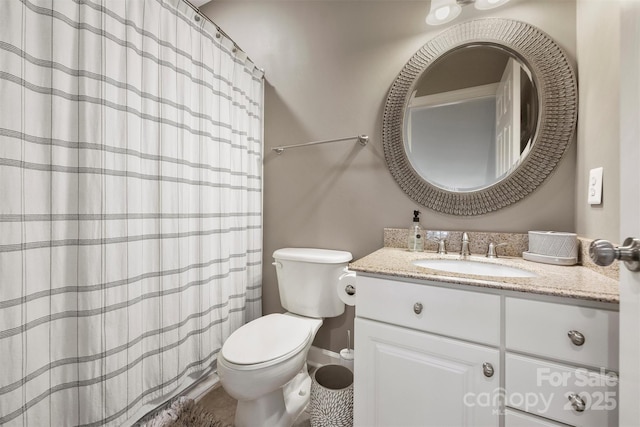 full bathroom featuring toilet, a shower with shower curtain, and vanity