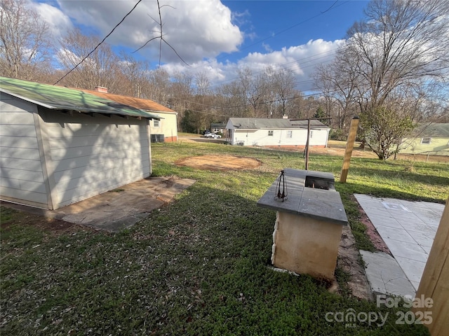 view of yard featuring an outbuilding