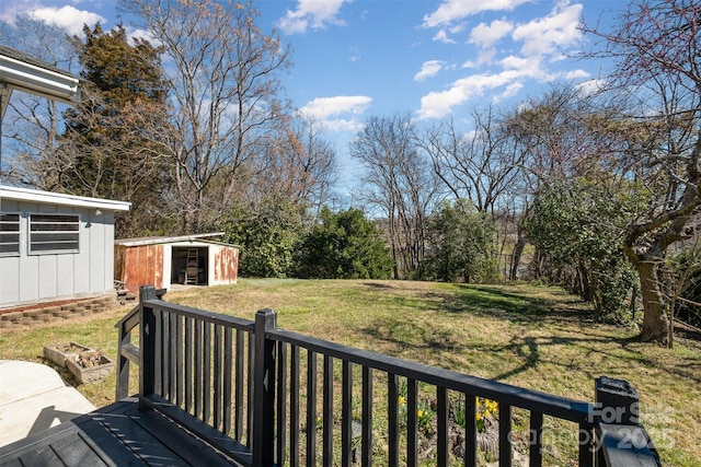 view of yard featuring a storage shed and an outdoor structure