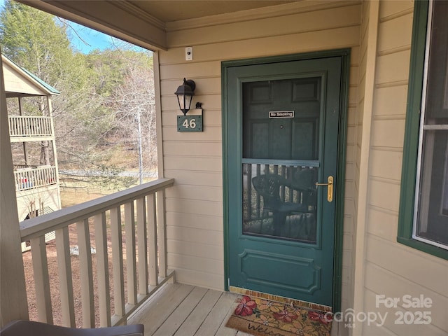 property entrance featuring a balcony