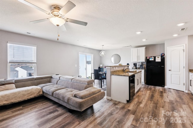 living room with visible vents, ceiling fan, wood finished floors, a textured ceiling, and recessed lighting