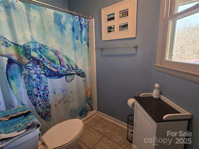 full bathroom featuring tile patterned flooring, a shower with curtain, baseboards, and toilet