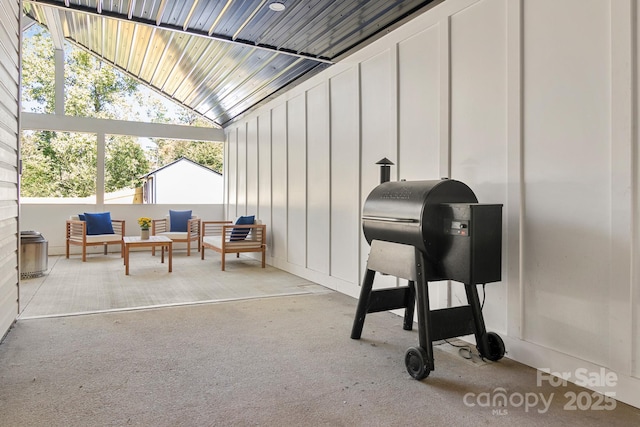 sunroom with lofted ceiling