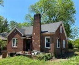 view of front of property with a front lawn