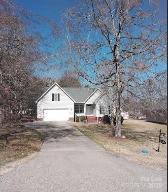 view of front of house with a garage and driveway