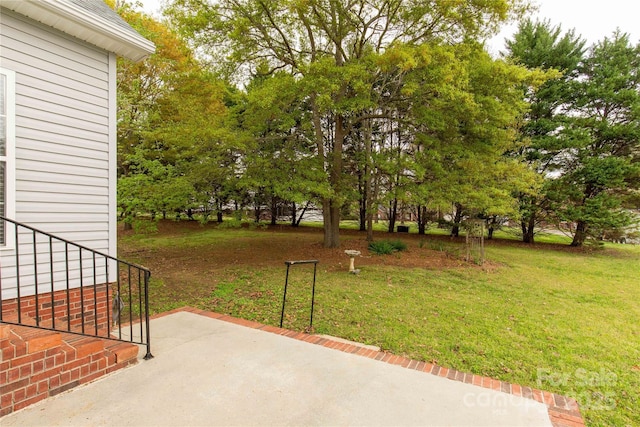 view of yard featuring a patio area
