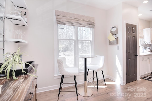 dining space featuring light wood-type flooring, baseboards, and recessed lighting