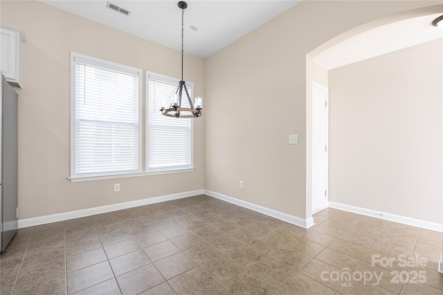 empty room featuring arched walkways, visible vents, baseboards, tile patterned floors, and an inviting chandelier