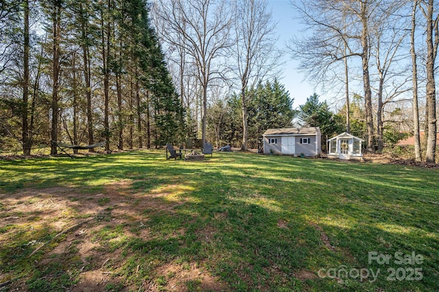 view of yard featuring an outbuilding