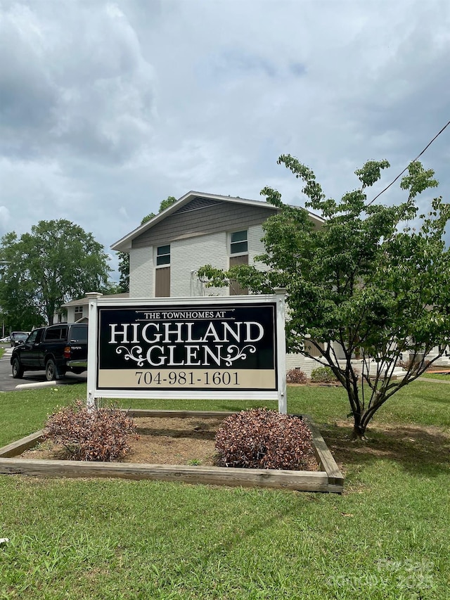 community sign with a lawn