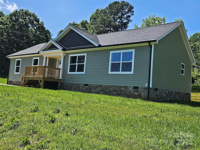 784 Severt Cir NE, Lenoir, NC 28645 - view of front facade featuring crawl space, a front yard, a deck, and roof with shingles