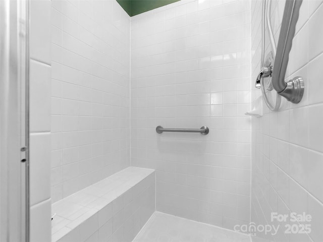 bathroom featuring tiled shower