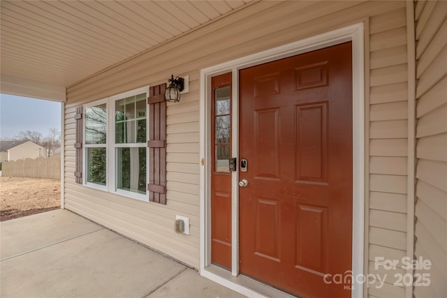 entrance to property featuring covered porch