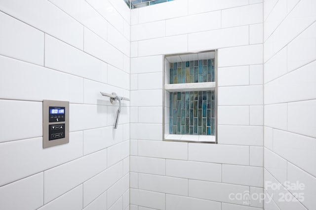 bathroom featuring a tile shower