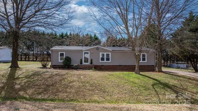 manufactured / mobile home featuring a front yard and crawl space