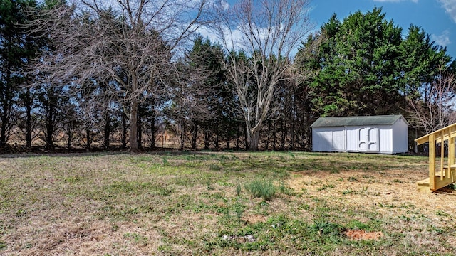 view of yard featuring an outdoor structure and a shed