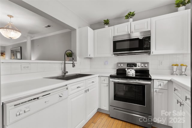 kitchen featuring a sink, visible vents, backsplash, and appliances with stainless steel finishes