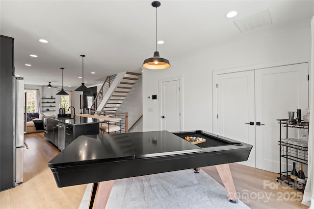 rec room featuring ceiling fan, recessed lighting, a sink, visible vents, and light wood-type flooring