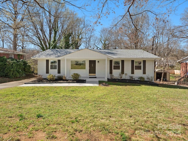 ranch-style house featuring a front yard