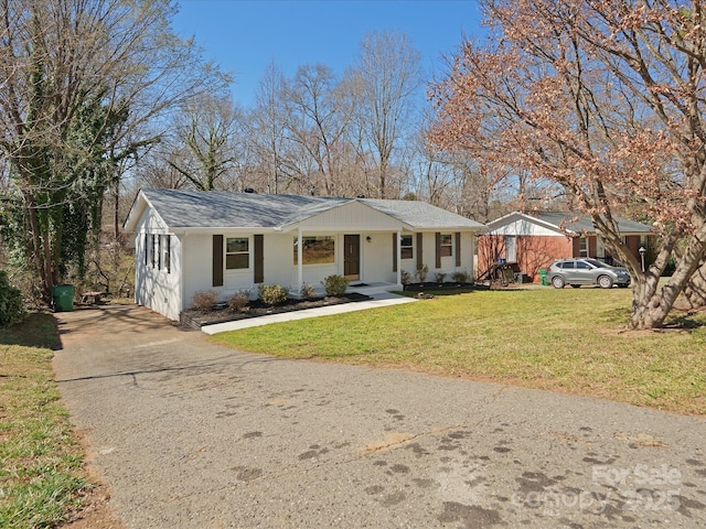 view of front of property with driveway and a front yard