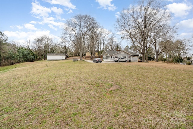 view of yard with an outbuilding