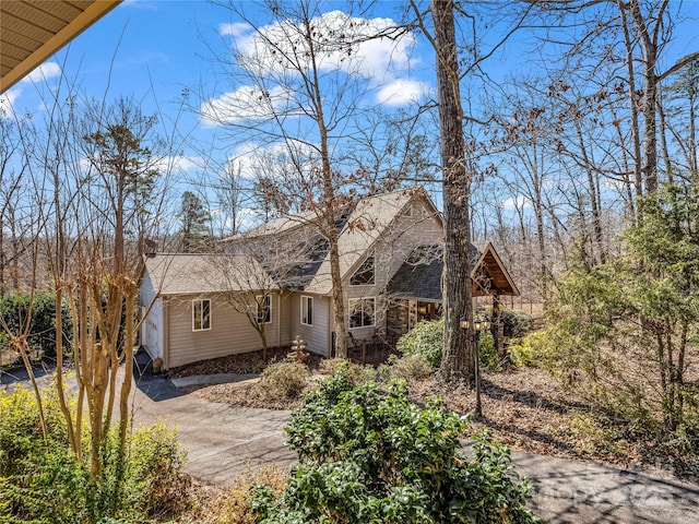 view of front of house with driveway