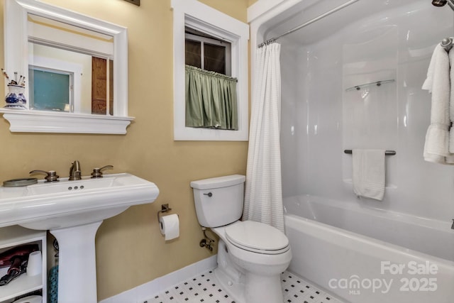322 Crestview Dr, Black Mountain, NC 28711 - full bath with shower / bath combination with curtain, toilet, baseboards, and a sink