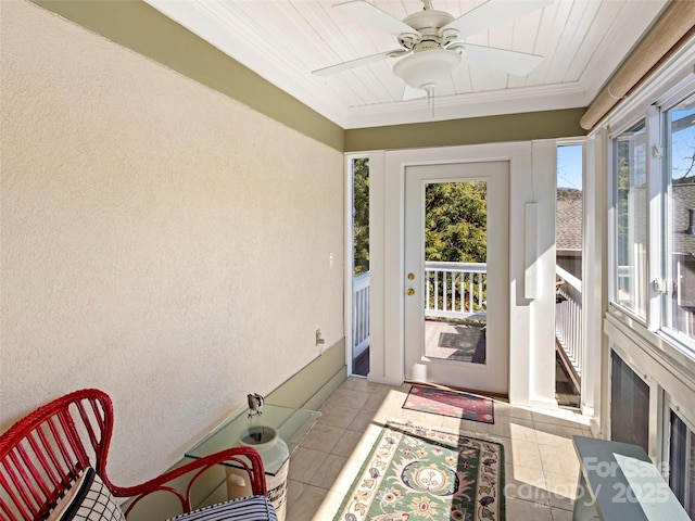 sunroom / solarium featuring a ceiling fan