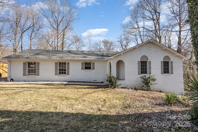 view of front of home featuring brick siding and a front yard