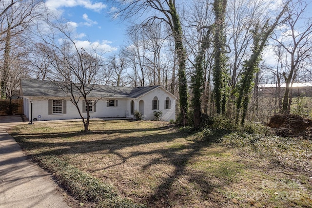 view of front facade with a front yard