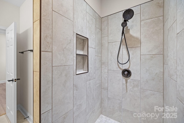 bathroom featuring a tile shower