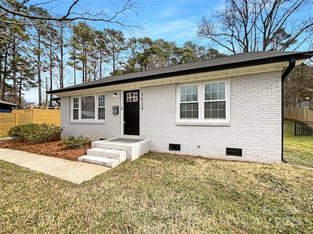 view of front of property featuring crawl space, fence, and a front yard