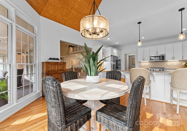 dining area featuring recessed lighting, light wood-style flooring, a ceiling fan, and vaulted ceiling